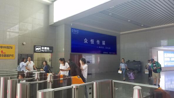 沈阳北站南A1出口东西两侧墙体灯箱