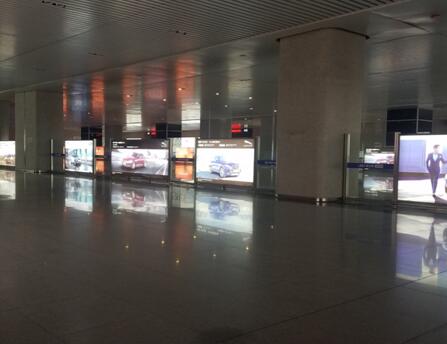 长春西站 出站通道 双面落地灯箱