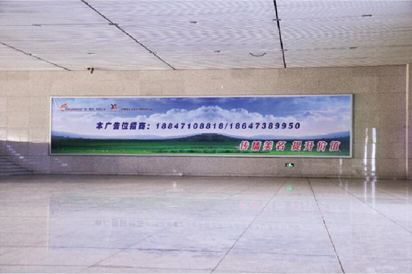呼和浩特东站出站口步梯东西墙灯箱