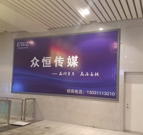 沈阳北站地下通道检票口西侧灯箱